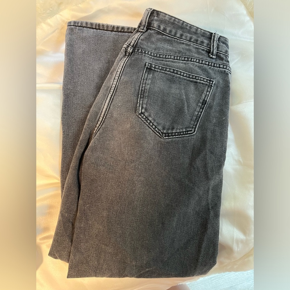 Dark wash/grey, straight legged, mid rise jeans.
